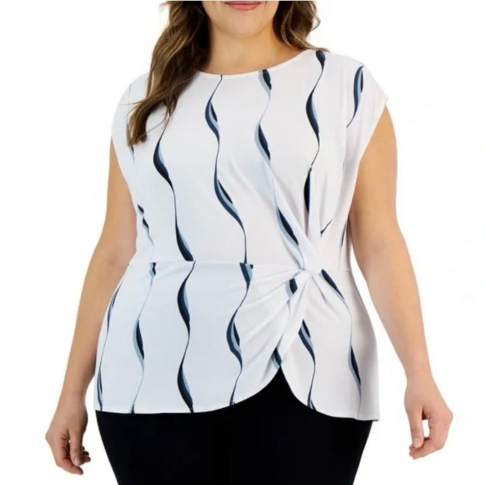 Women's 0X NWT Plus Size White Geometric Print Front Twist Short Sleeve Top